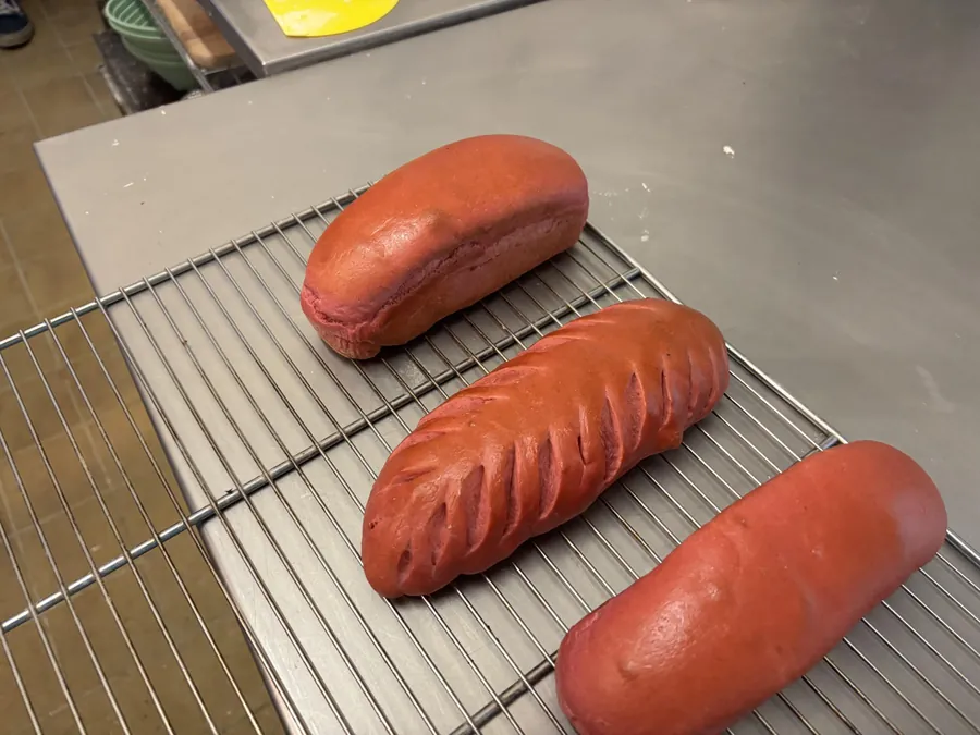 Trois pains colorés en rouge sur grille