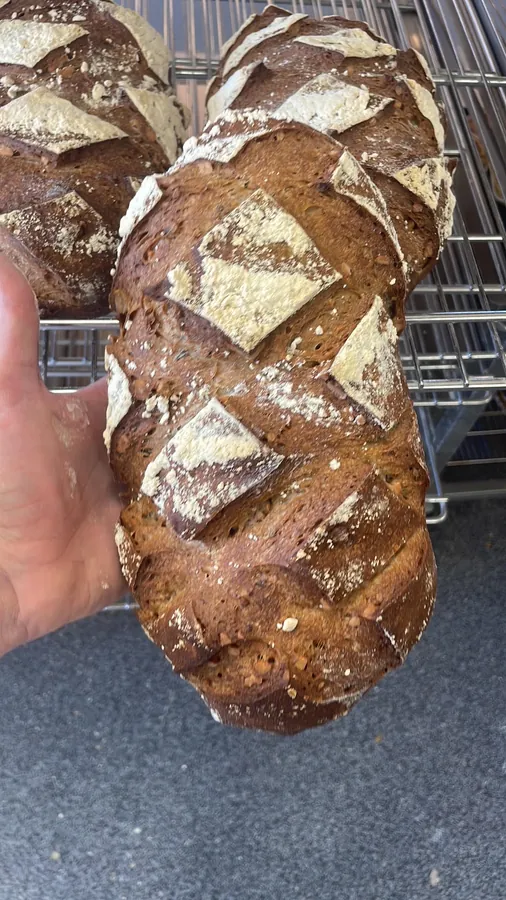 Pain aux noix avec une coupe polka, tenu en main