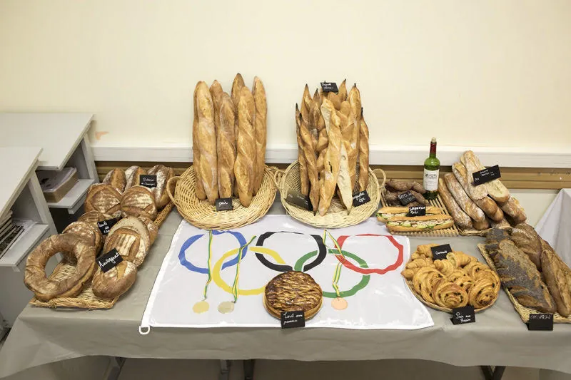 Buffet de pains et viennoiseries aux anneaux olympiques